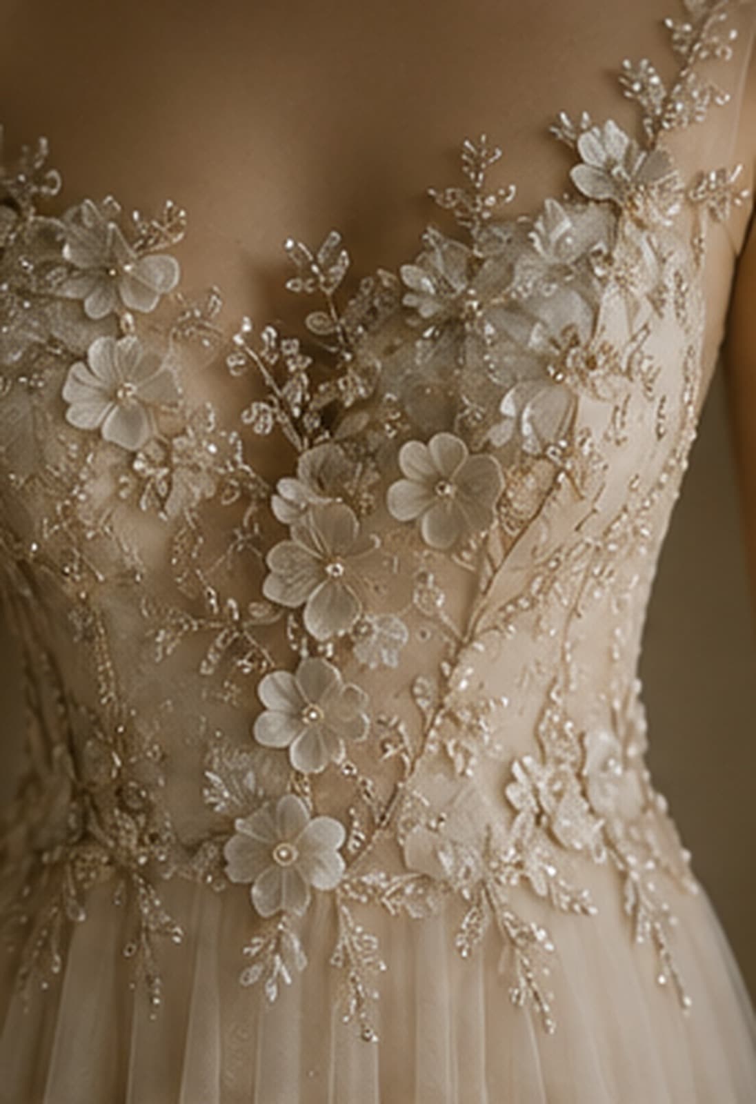 Étude de broderies florales ivoire et de perles.