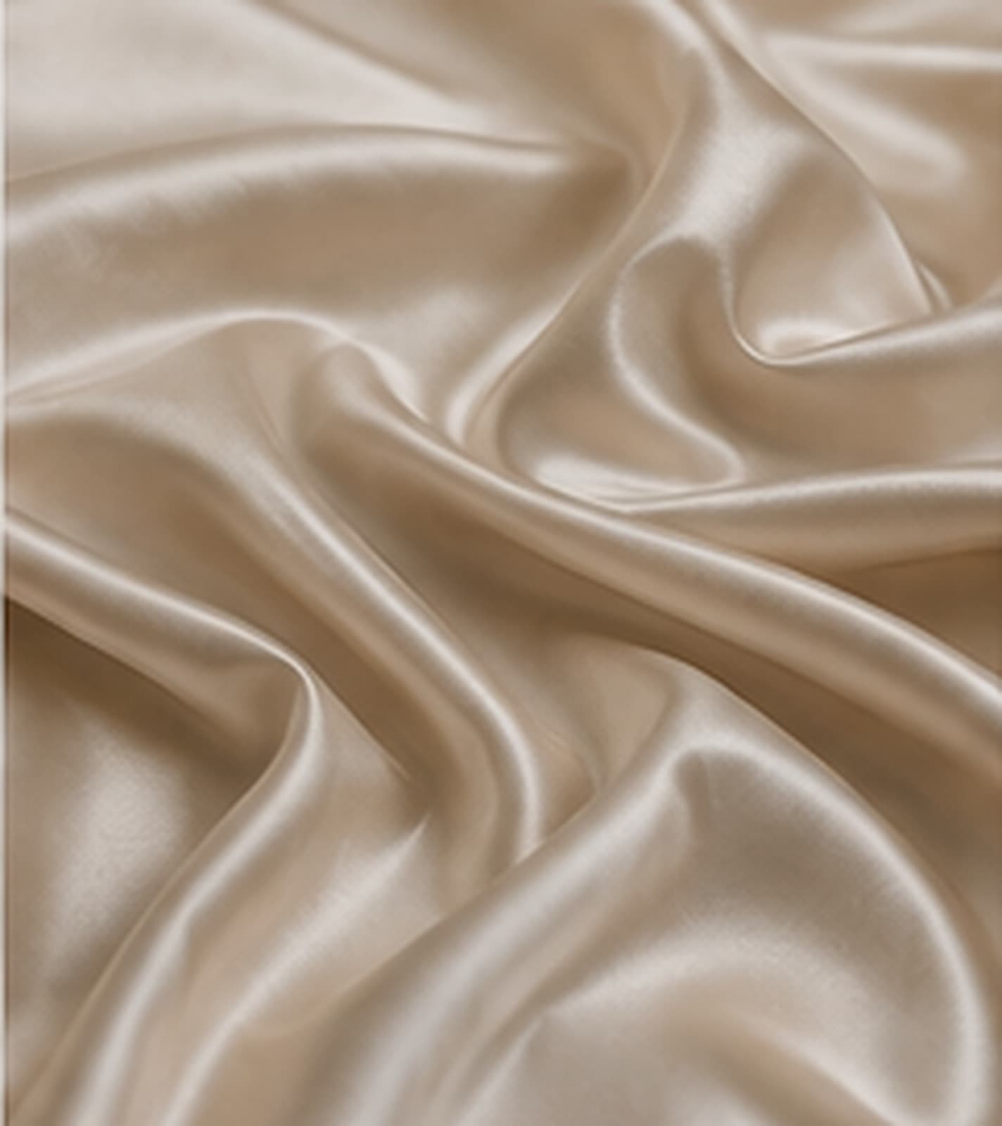 Plis fluides d’un tissu couleur champagne.